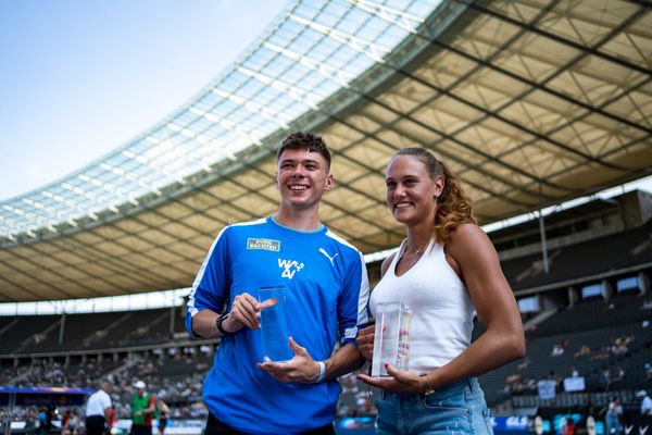 Oliver Koletzko (Wiesbadener LV) und Sarah Vogel (LG Seligenstadt) wurden zur Jugendsportler des Jahres 2021 gewaehlt und waehrend der deutschen Leichtathletik-Meisterschaften im Olympiastadion am 26.06.2022 in Berlin geehrt